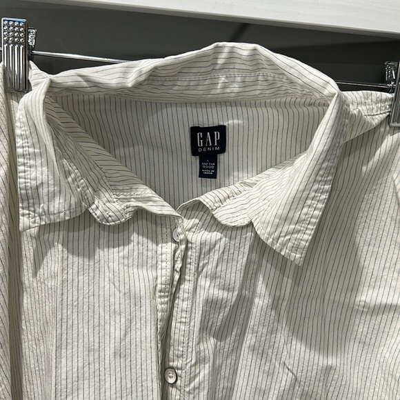 Button up striped Gap top - Picture 2 of 4